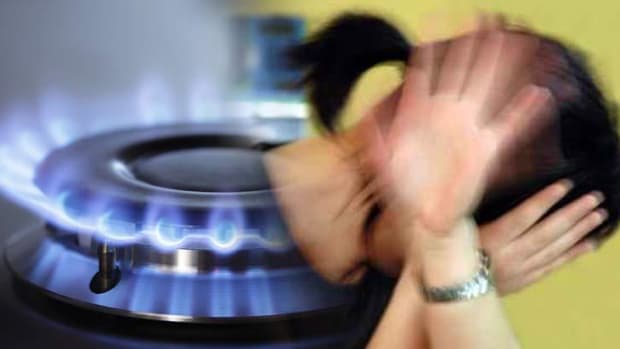 LA-Deputy-Lights-Girlfriend's-Head-on-Fire-While-Beating-Her-Over-the-Stove