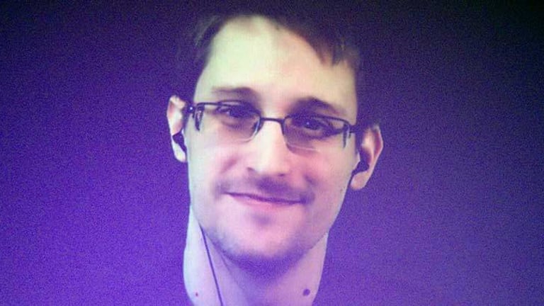“The FBI Can’t Arrest a Robot,” Snowden 'Appears' in Vegas, Trolls Feds Using New Technology