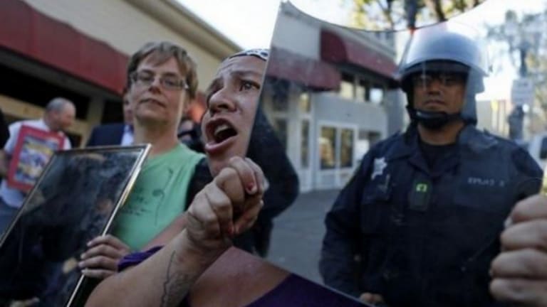 Oakland Protesters Hold Up Mirrors to Police Officers in Ferguson Solidarity March
