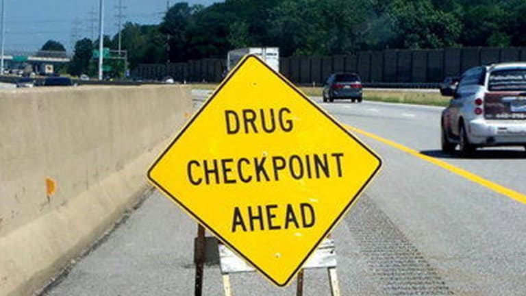 Cops Fake Illegal Drug Checkpoints to Detain and Search Drivers who React to the Sign