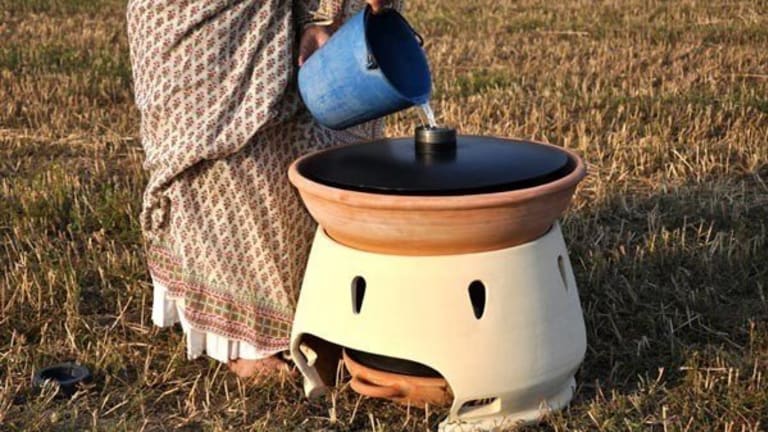 Solar Powered Water Distiller Turns Salt Water into Fresh Drinking Water with Only Sunlight Required