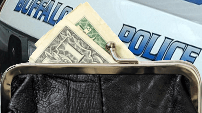 Good Samaritan Finds Purse And Gives It To Cop, Cop Steals Money And Keeps His Job
