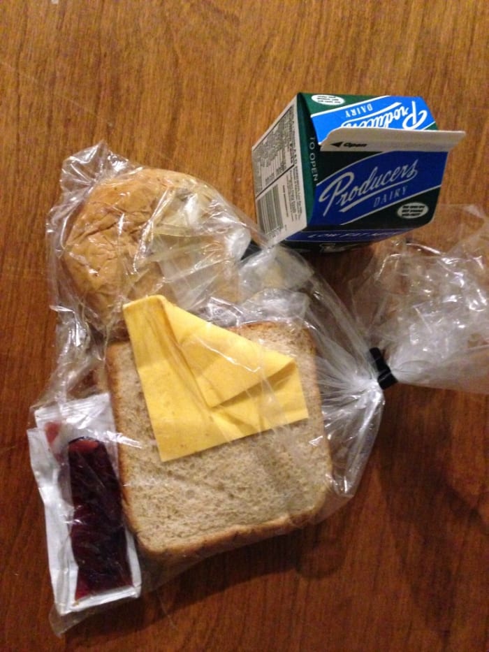 I couldn’t bear to eat, so I took my rations home as a souvenir. Aside from the milk, they still seemed edible a month later. This is their strength.