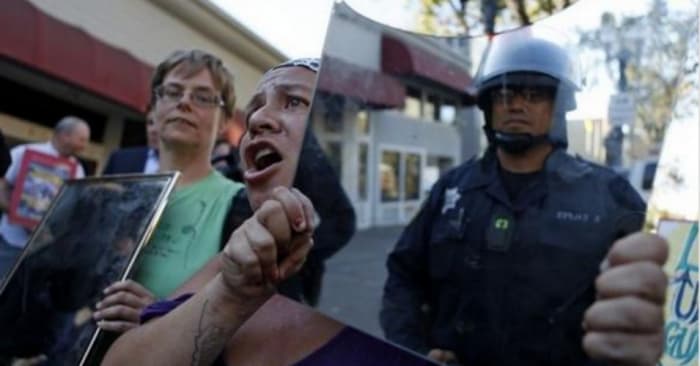 Demonstrators in Oakland, California used creative tactics to protest police brutality. (Photo: Twitter)
