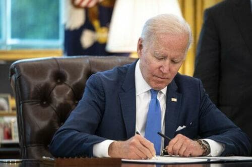 President Joe Biden signs the Ukraine Democracy Defense Lend-Lease Act of 2022 in the Oval Office of the White House, on May 9, 2022. (Drew Angerer/Getty Images)