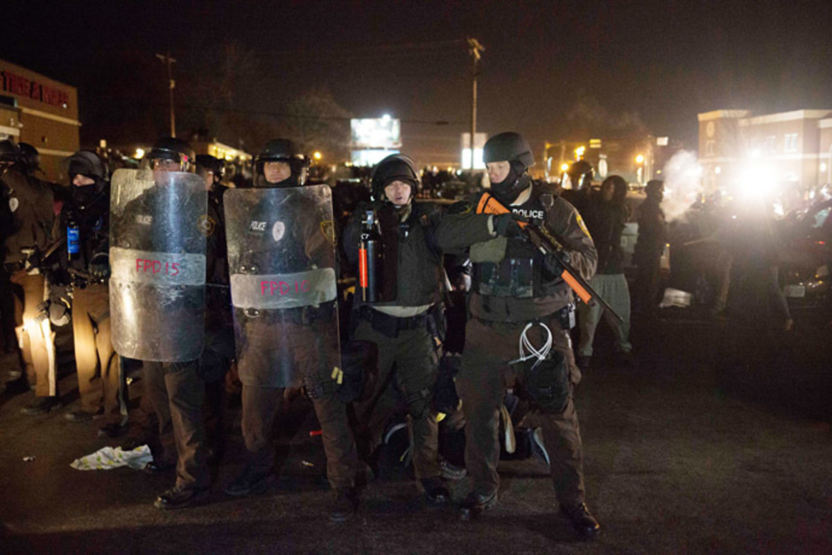 Police order people to disperse as protests engulf Ferguson on November 26, 2014 in Ferguson, Missouri. (Aaron P. Bernstein/Getty Images/AFP)