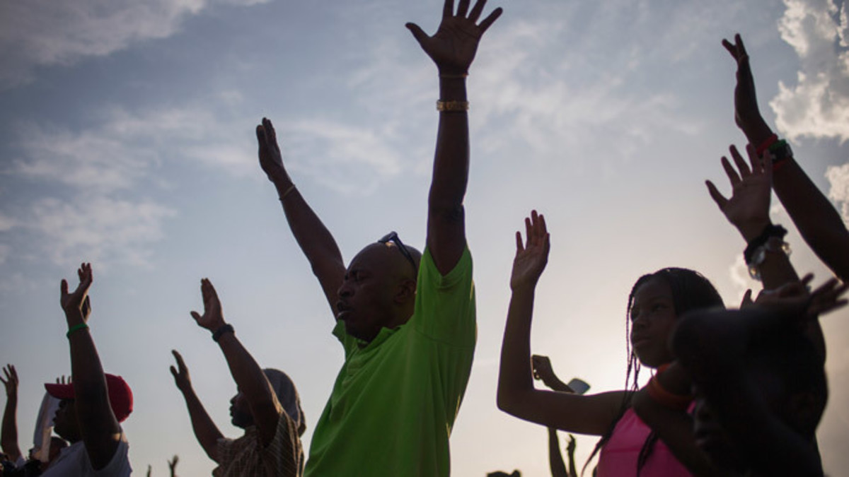 Supporters of Michael Brown, an 18-year-old black youth shot dead by a white police officer, raise their hands in solidarity as they are led by Tracy Martin, father of Trayvon Martin, a Florida teenager shot dead in 2012, at the the Peace Fest 2014 rally in St. Louis, Missouri August 24, 2014.(Reuters / Adrees Latif)