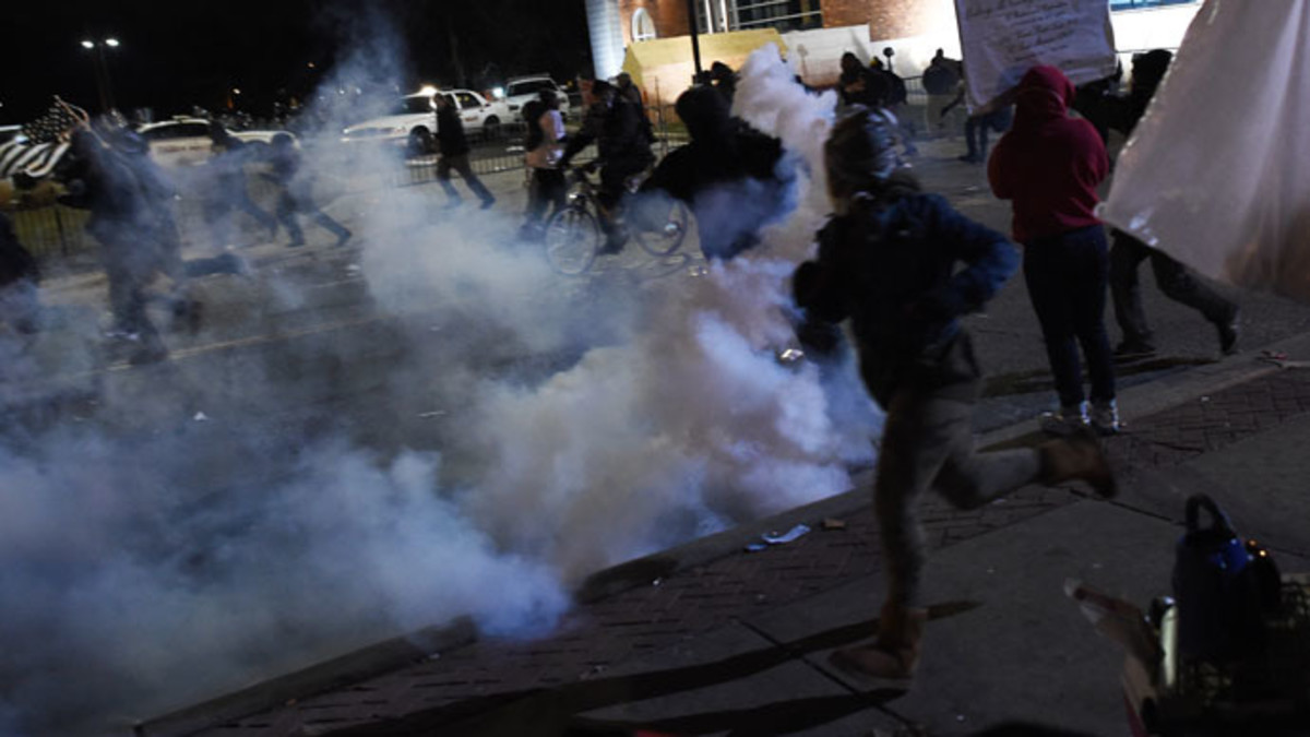 Demonstrators flee as police fire tear gas during a demonstration to protest the death 18-year-old Michael Brown in Ferguson, Missouri (AFP Photo / Jewel Samad)