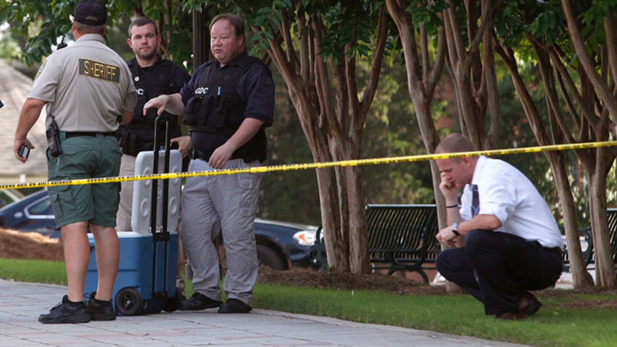 Police officers along with Forsyth County sheriff deputies investigate the scene at the Forsyth County Courthouse following a shooting incident in Cumming, Georgia June 6, 2014. (Reuters / Tami Chappell) 