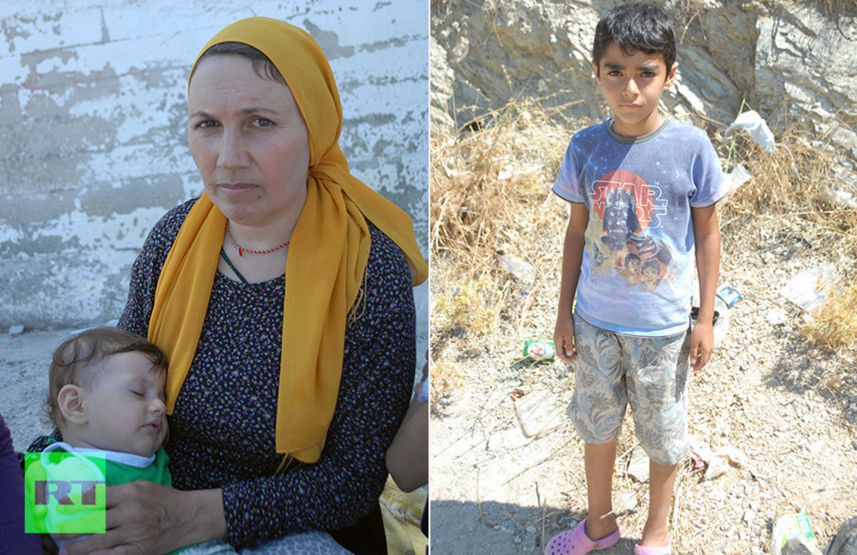  Oatha Yosef and daughter Almera outside Moria Camp © Zoie O'Brien / RT