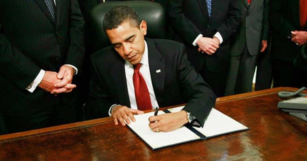 obama-signs-executive-order,-april-fools