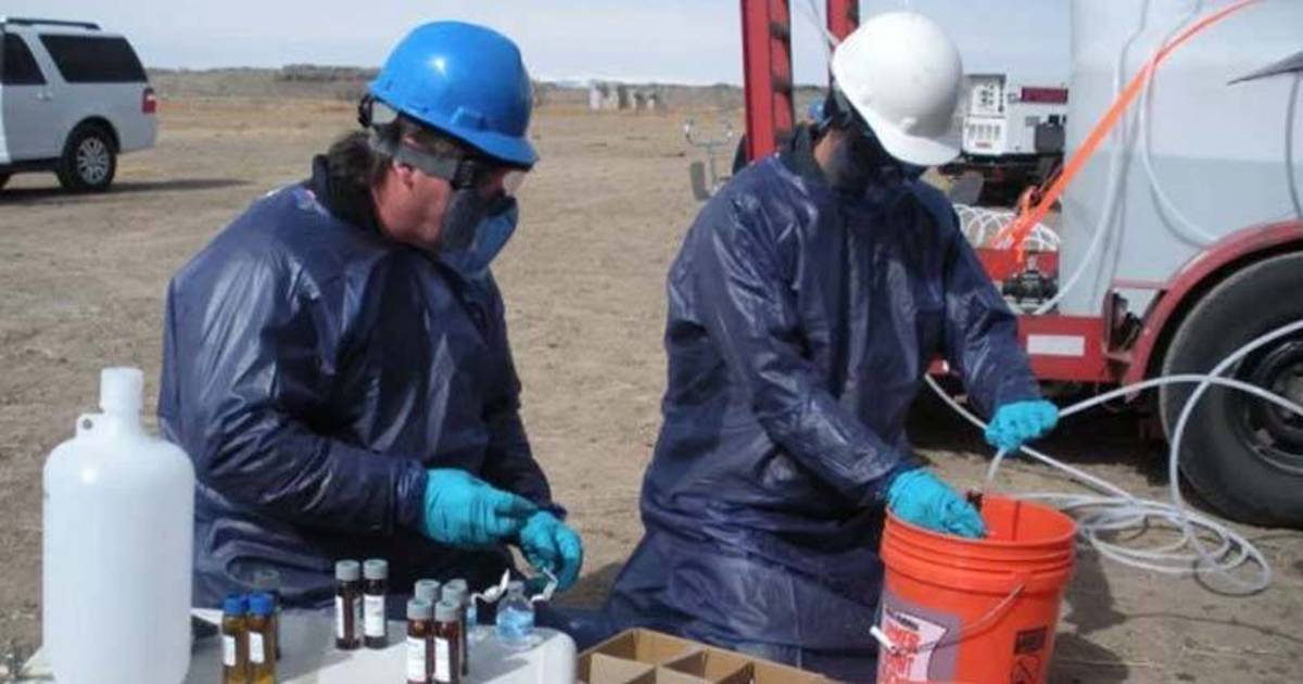 U.S. Environmental Protection Agency staff members sample a monitoring well for contaminants from hydraulic fracturing. A Stanford study in Pavillion, Wyoming, finds that practices common in the fracking industry have affected the community's drinking water. (Dominic DiGiulio/Stanford University)