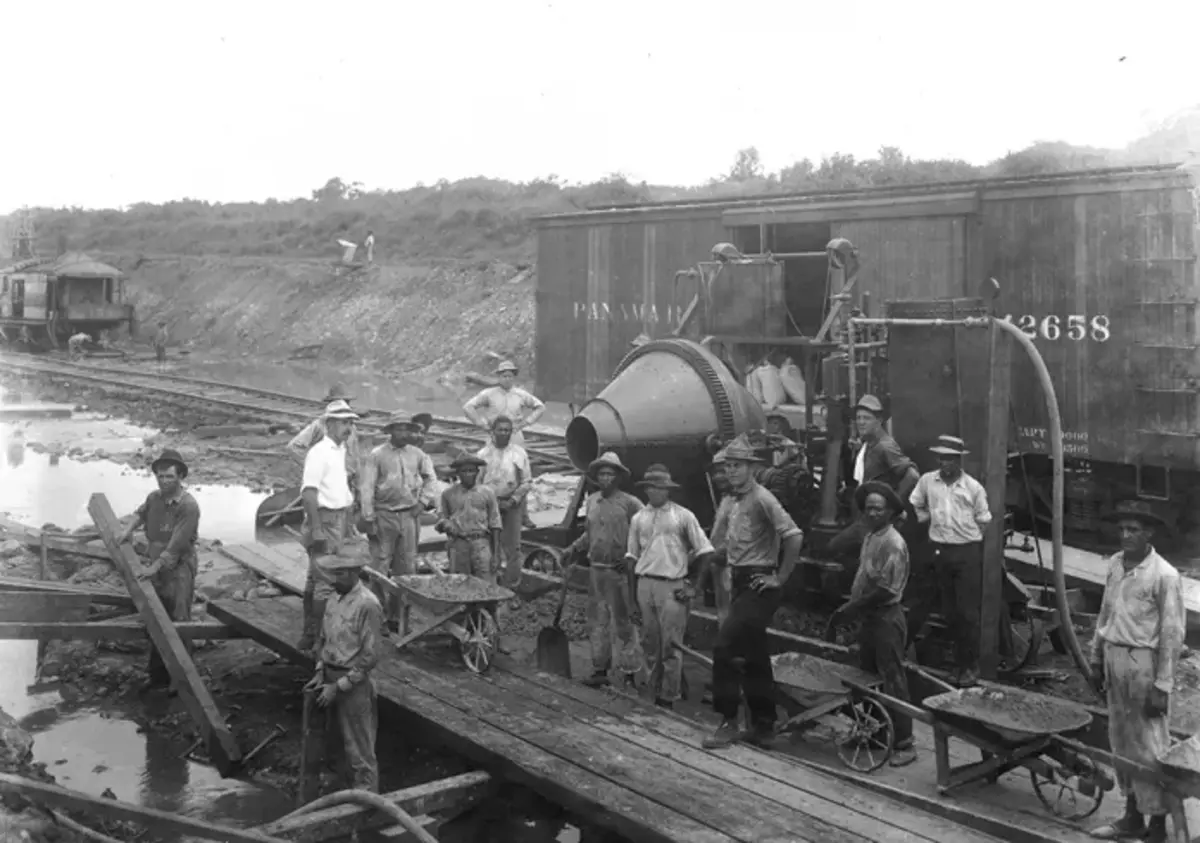 Work gang in Panama Canal Zone run by white overseer. [Source: shiranjagdeep.blogspot.com]